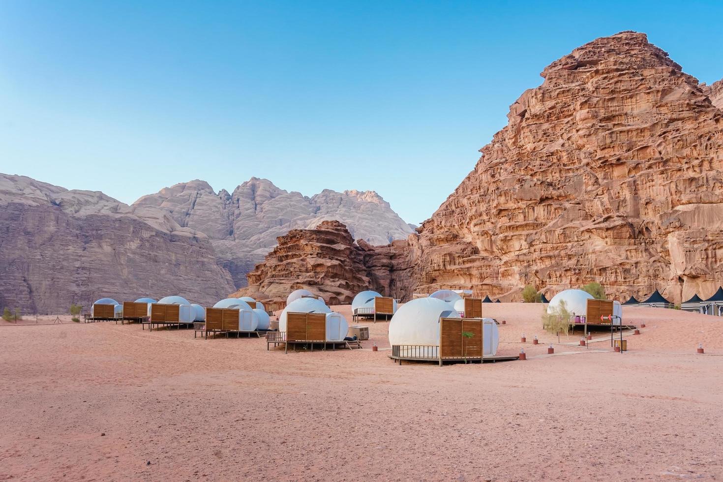 Acampar a lo largo de las rocas en Petra, Wadi Rum, Jordania foto