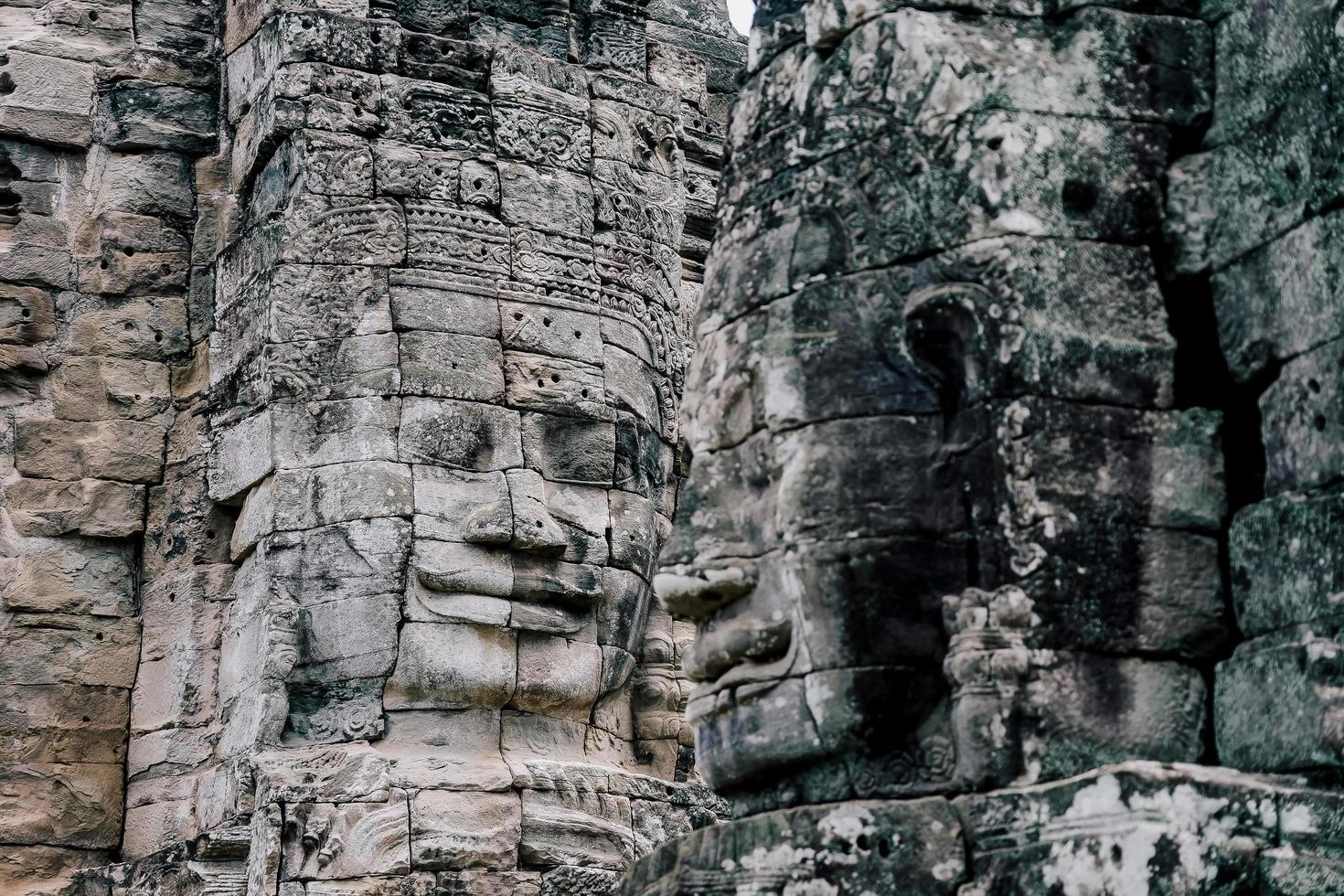 Antiguos rostros de piedra del templo de Bayon, Angkor Wat, Siam Reap, Camboya foto