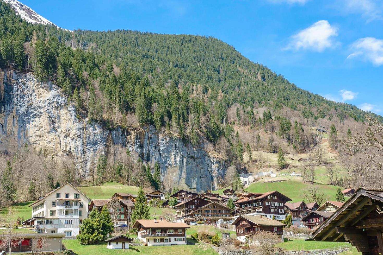 Chalets tradicionales en el valle de Lauterbrunnen, Berner Oberland, Suiza foto