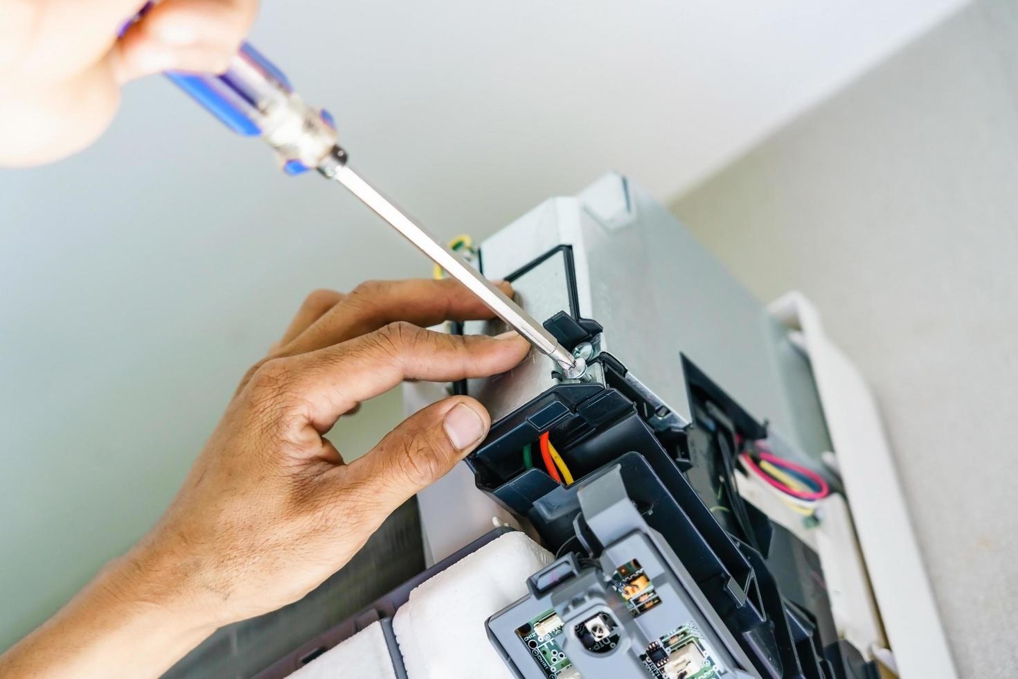 técnico reparando aire acondicionado foto