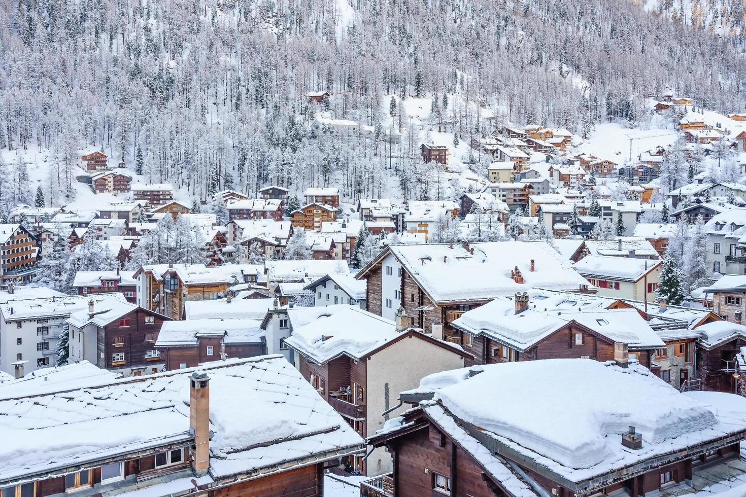 Casas de Zermatt cubiertas de nieve en Suiza foto