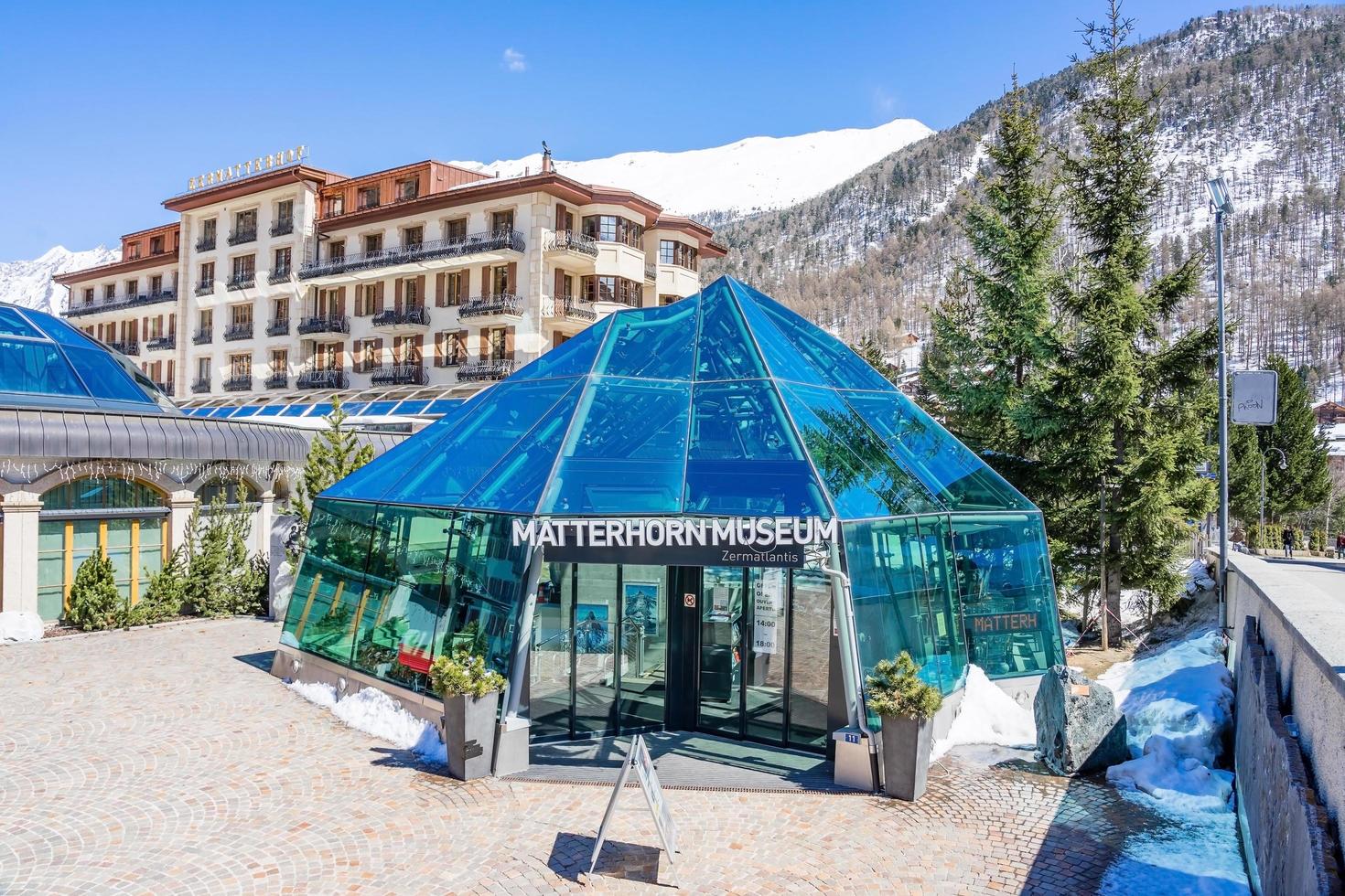 Exterior del museo Matterhorn en Zermatt, Suiza foto