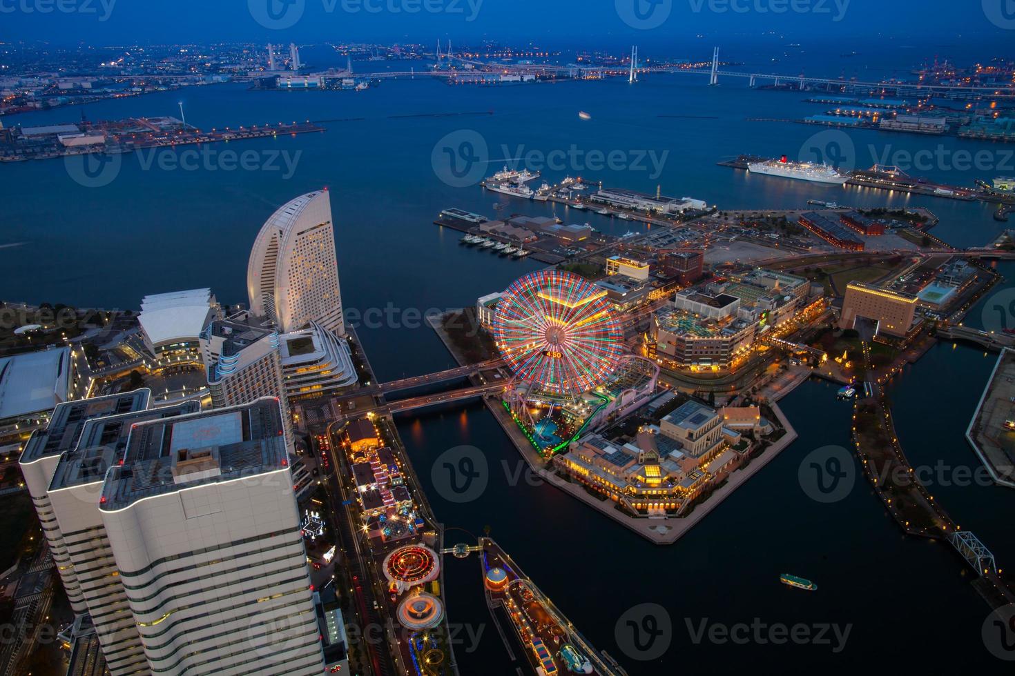 kanagawa, japón, 2020 - vista nocturna de un parque de atracciones foto