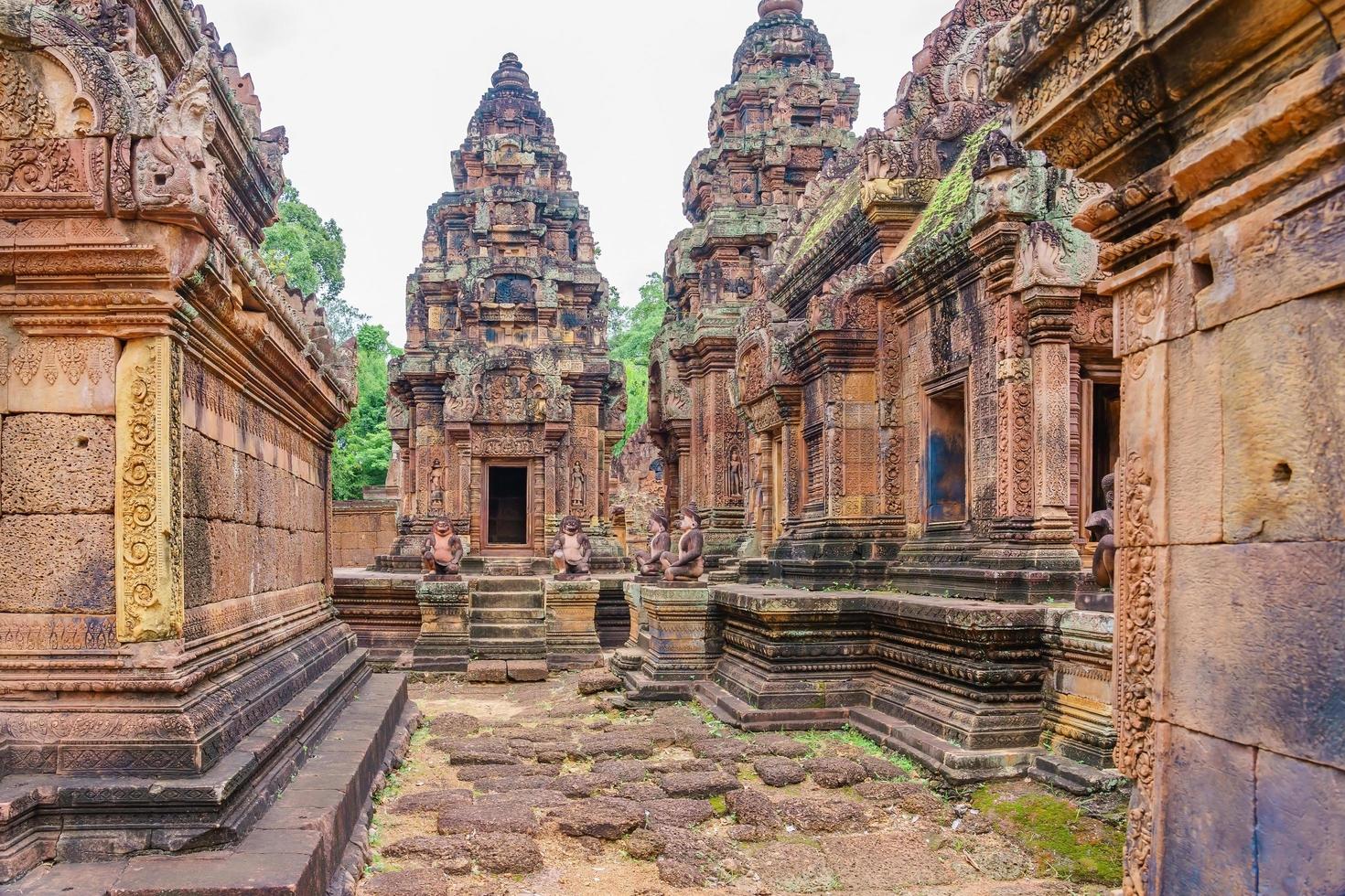 Templo de Banteay Srei dedicado a Shiva, en la jungla de Angkor, Camboya. foto