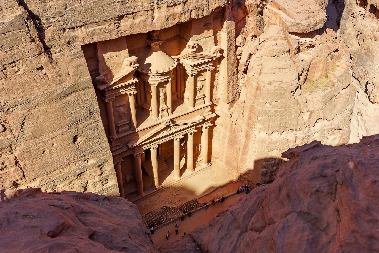 El tesoro en la antigua ciudad árabe del reino nabateo de Petra, Jordania foto