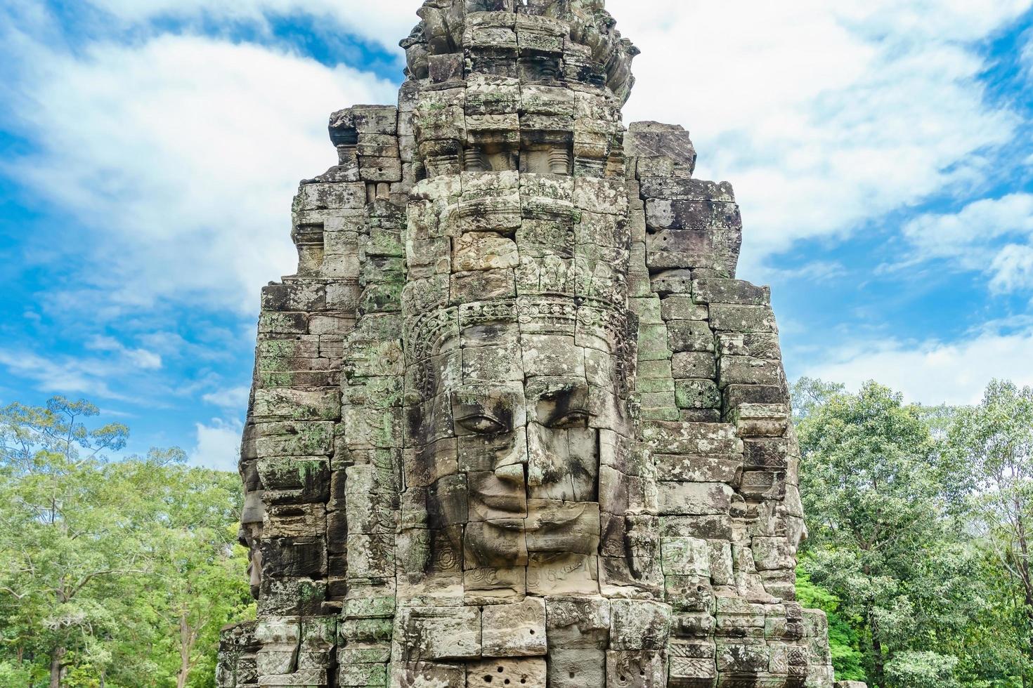 Antiguos rostros de piedra del templo de Bayon, Angkor Wat, Siam Reap, Camboya foto