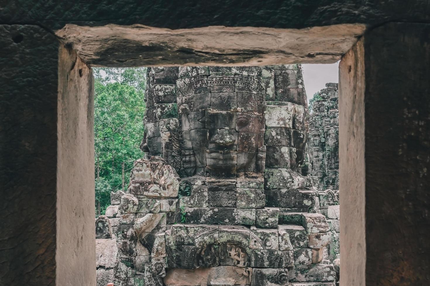 Caras de piedra antigua en el templo de Bayon, Angkor Wat, Siam Reap, Camboya foto