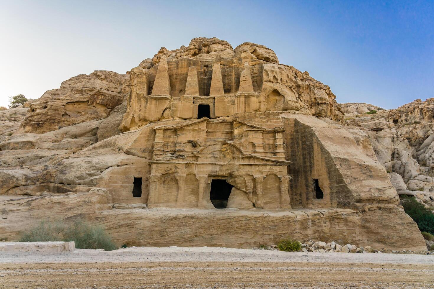 Obelisco amarillo tumba bab el-siq, Petra, Jordania foto