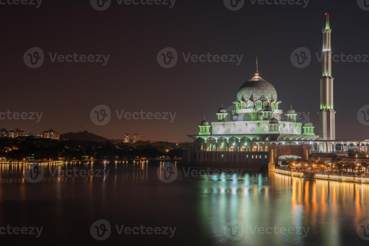 mezquita putra en la noche foto