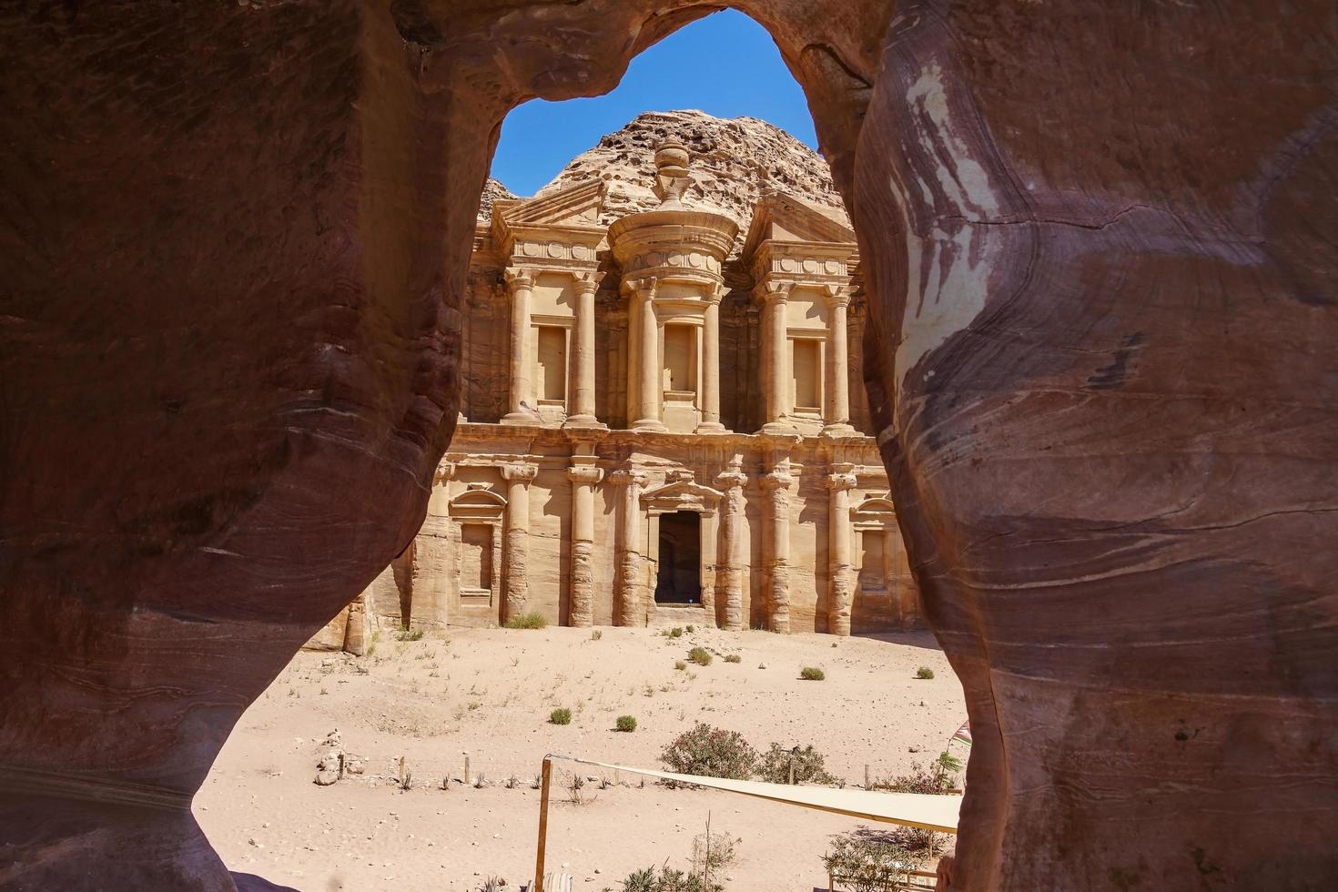 Vista desde una cueva del monasterio ad deir, en la antigua ciudad de Petra, Jordania foto