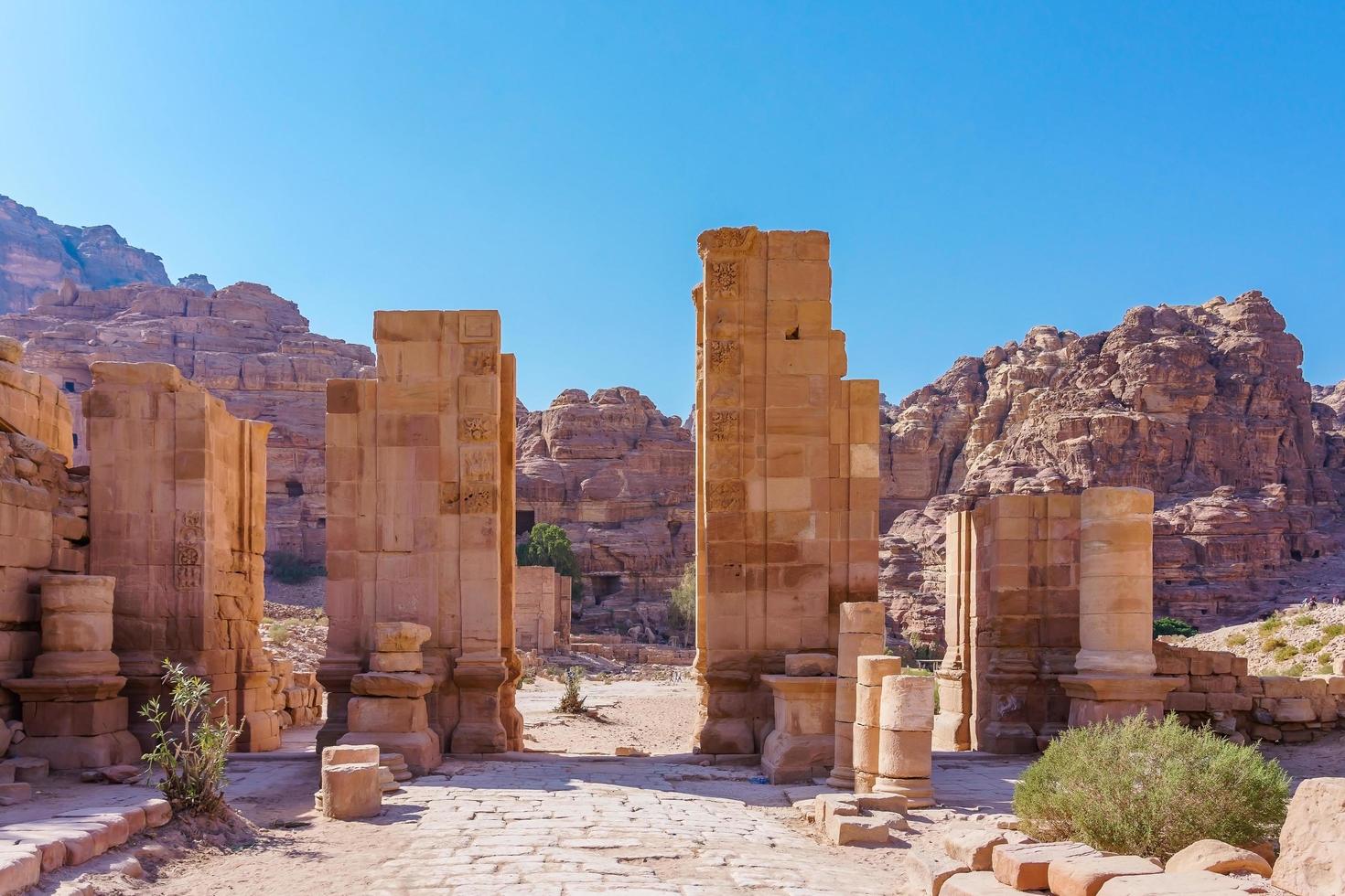 las ruinas de las puertas del gran templo en petra, jordania foto