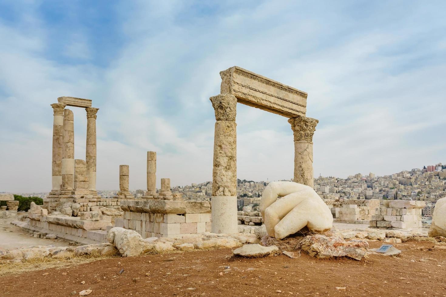 Templo de Hércules, columnas corintias romanas en la colina de la ciudadela en Ammán, Jordania foto