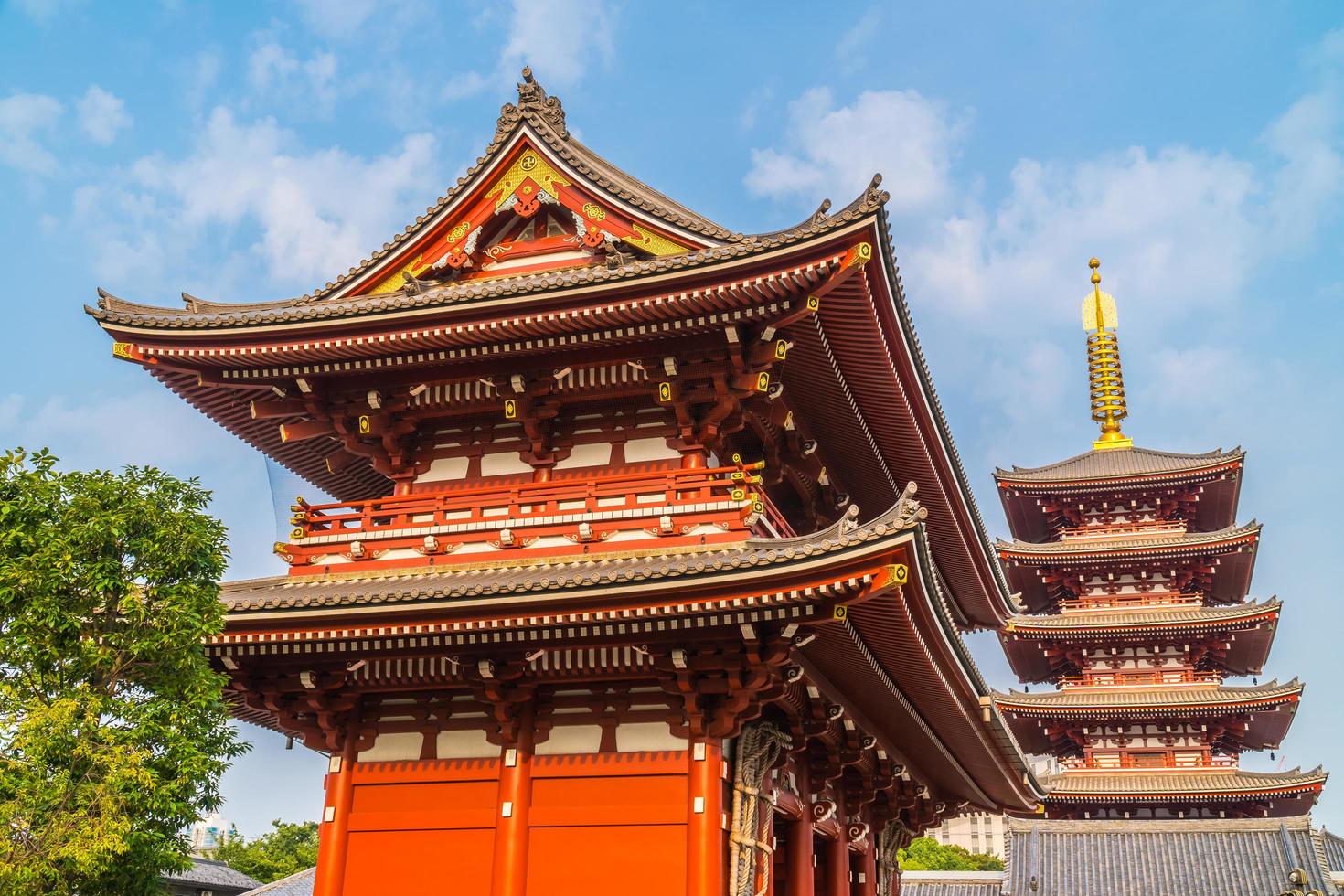 templo sensoji en el área de asakusa, tokio, japón foto