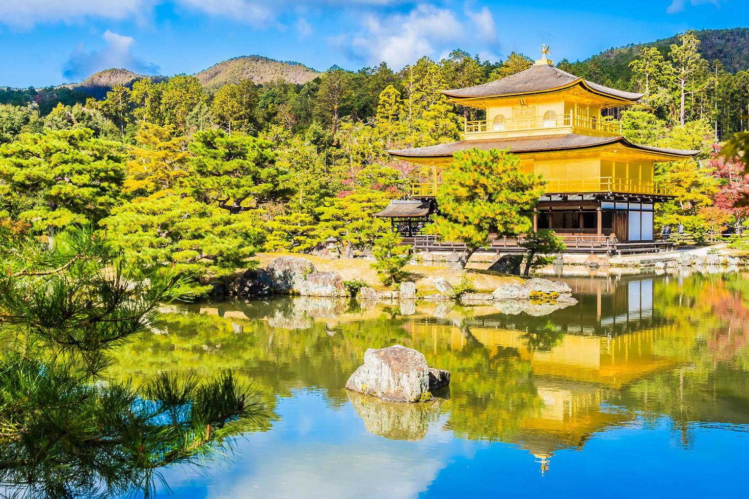 templo kinkakuji o el pabellón dorado en kyoto, japón foto