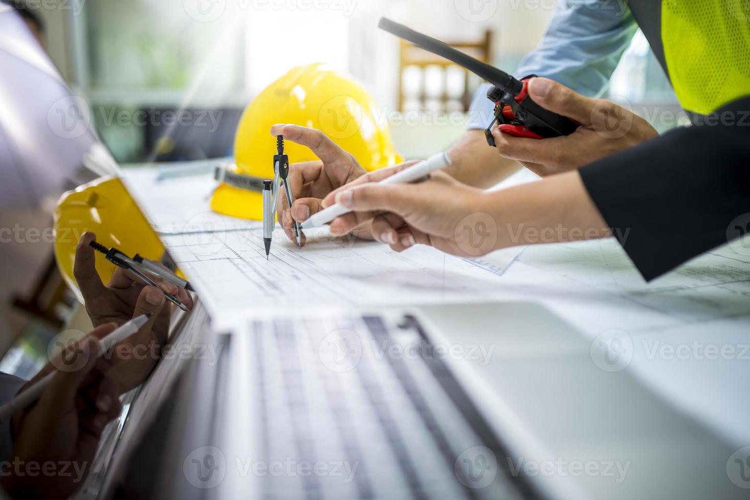 Hombre trabajador ingeniero discutiendo sobre plan de construcción foto