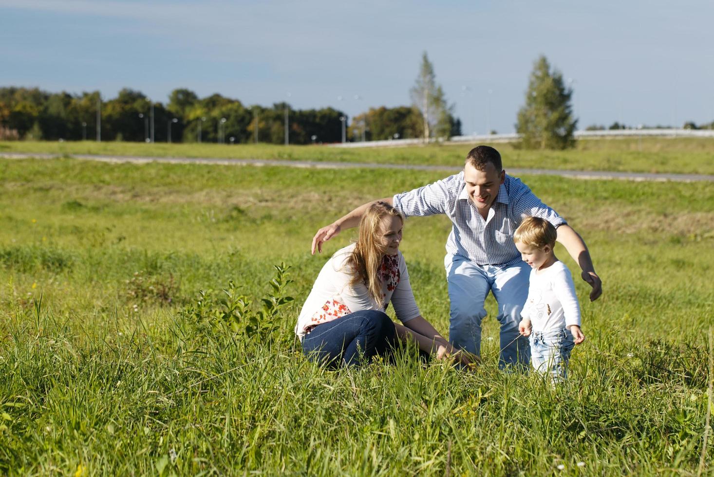 padre jugando con su esposa e hijo foto