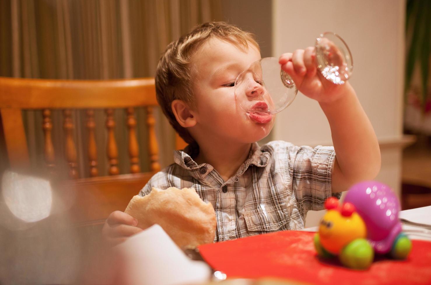 niño disfrutando del almuerzo foto