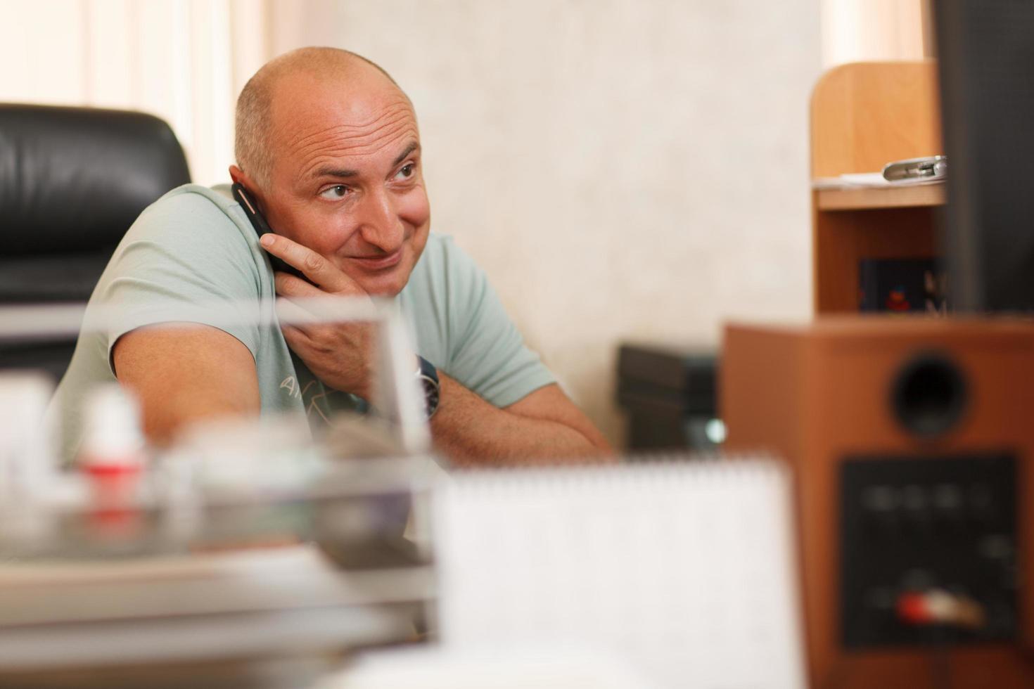 hombre de negocios de mediana edad en el teléfono foto