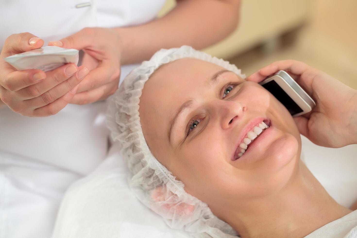 mujer hablando por telefono en el spa foto