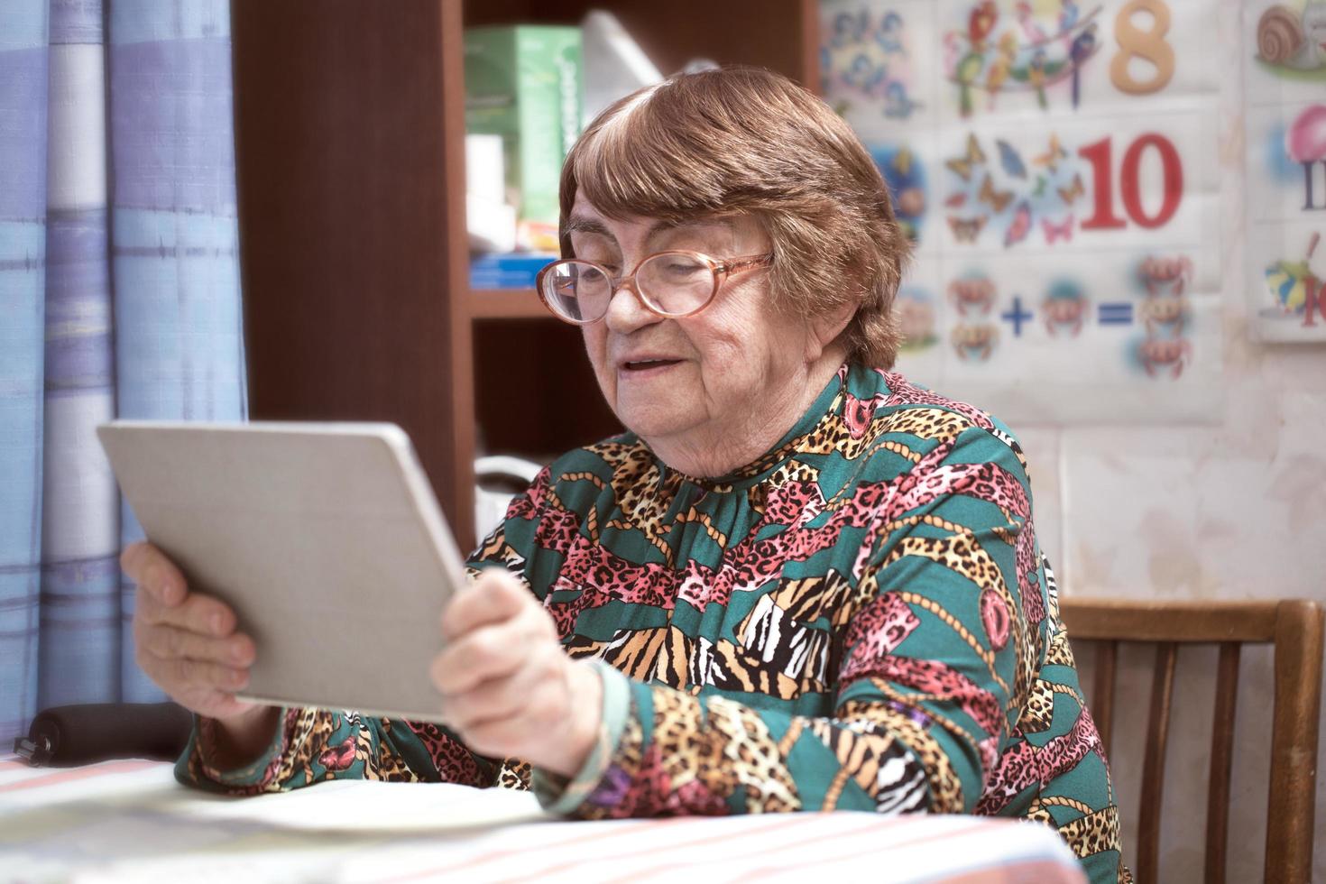 anciana usando una tableta foto