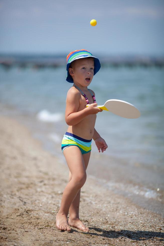 niño jugando en la playa foto