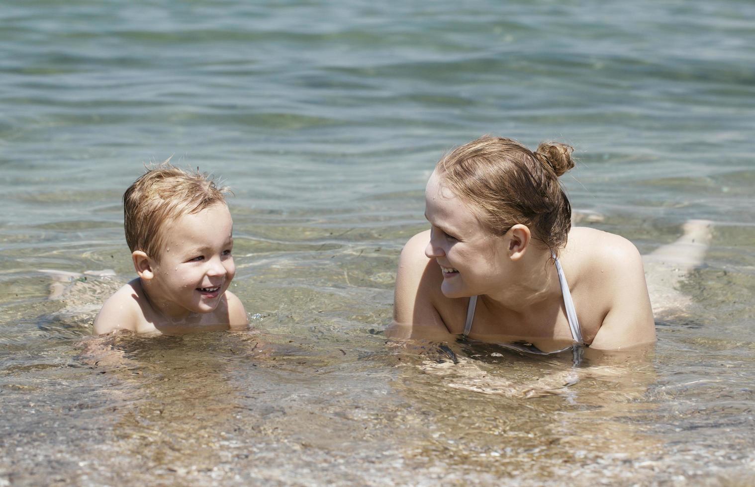 madre e hijo en el agua foto