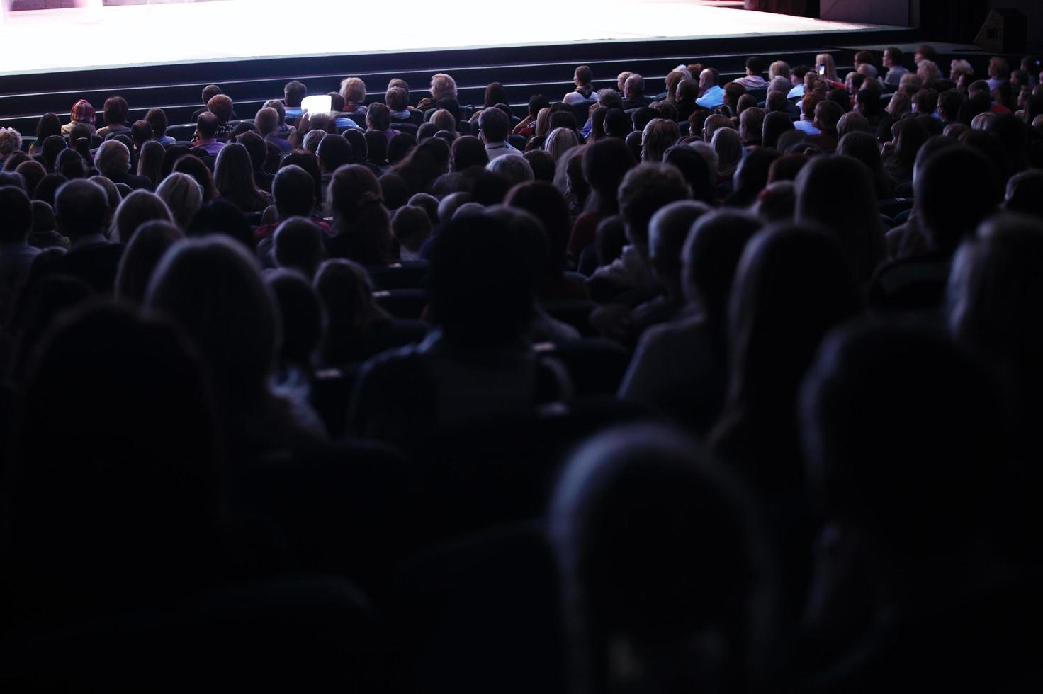 Moscú, Rusia, 2020 - Personas sentadas en un teatro. foto