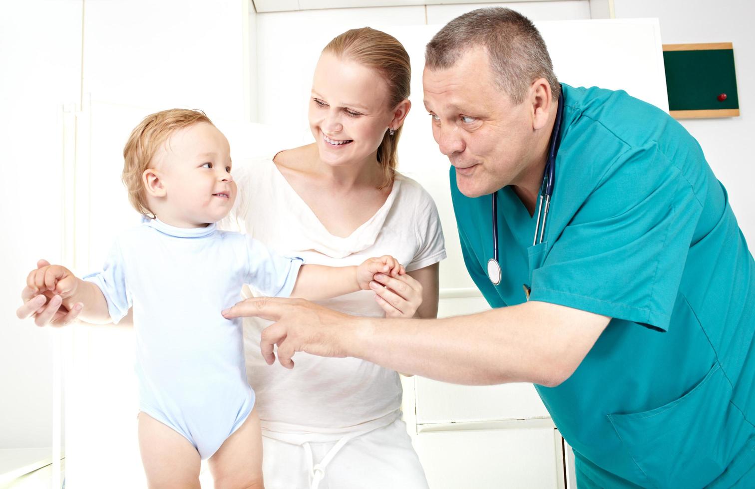 niño y madre en un chequeo médico foto