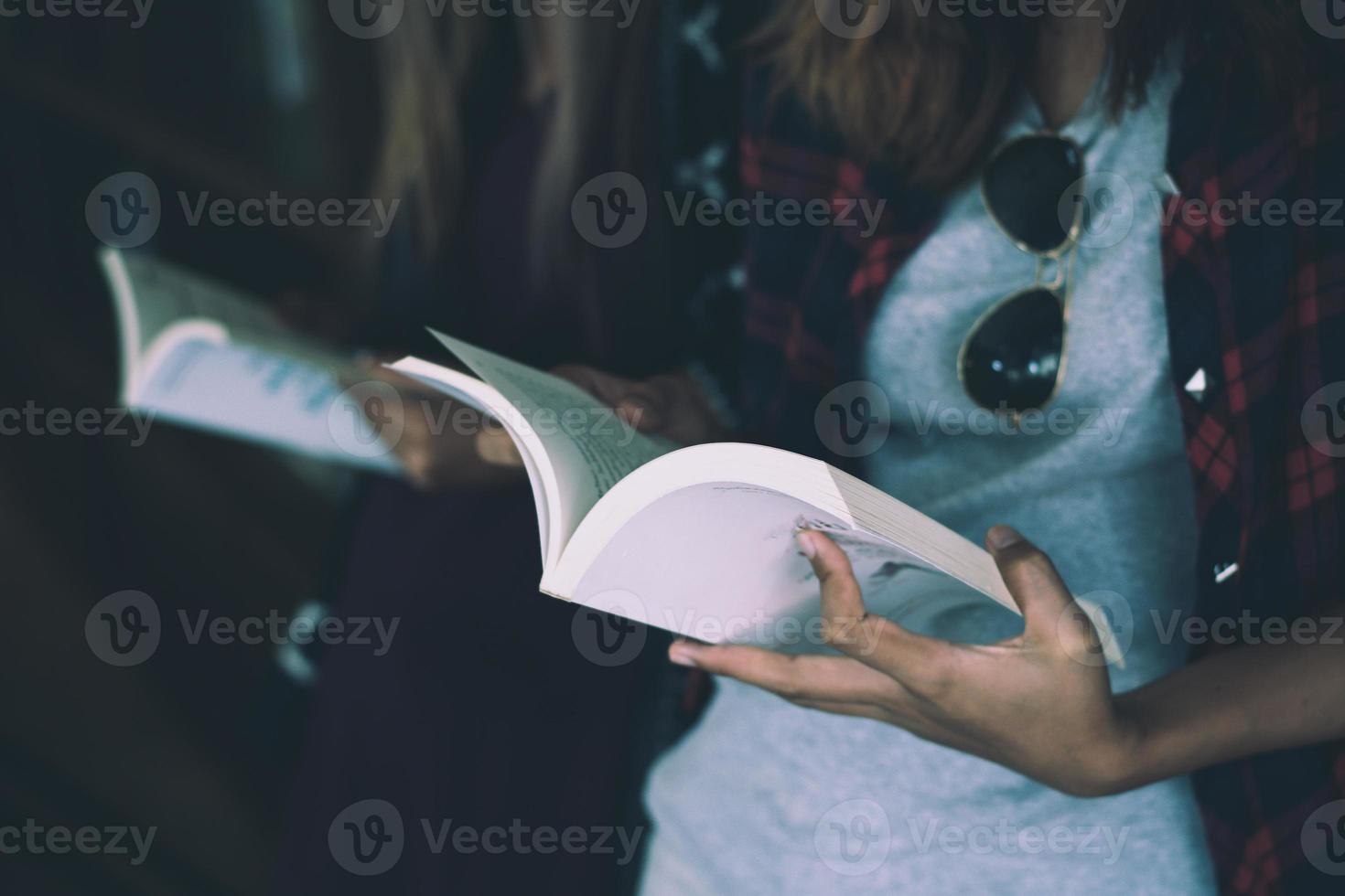 primer plano, de, un, mujer, tenencia, un, libro foto