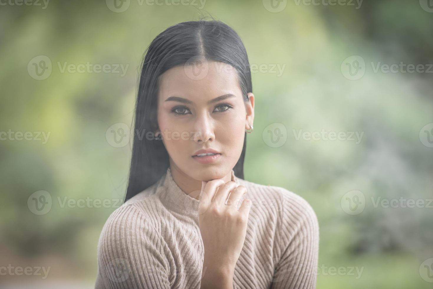 retrato, de, belleza, mujer joven, sentado, en el parque foto