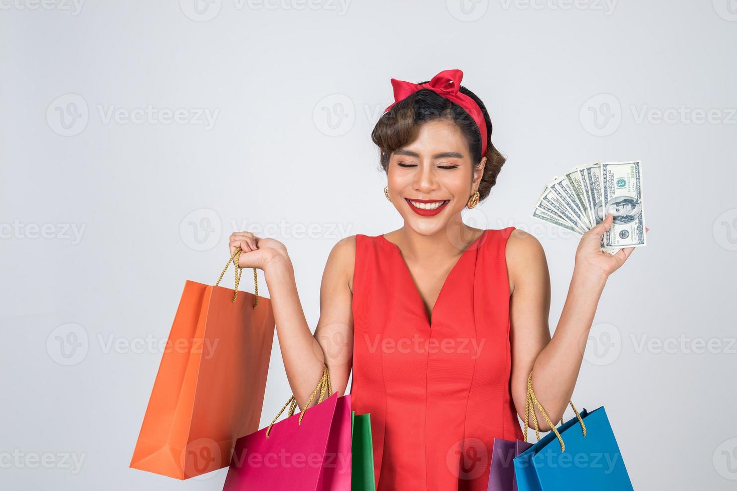hermosa mujer asiática sosteniendo bolsas de colores foto