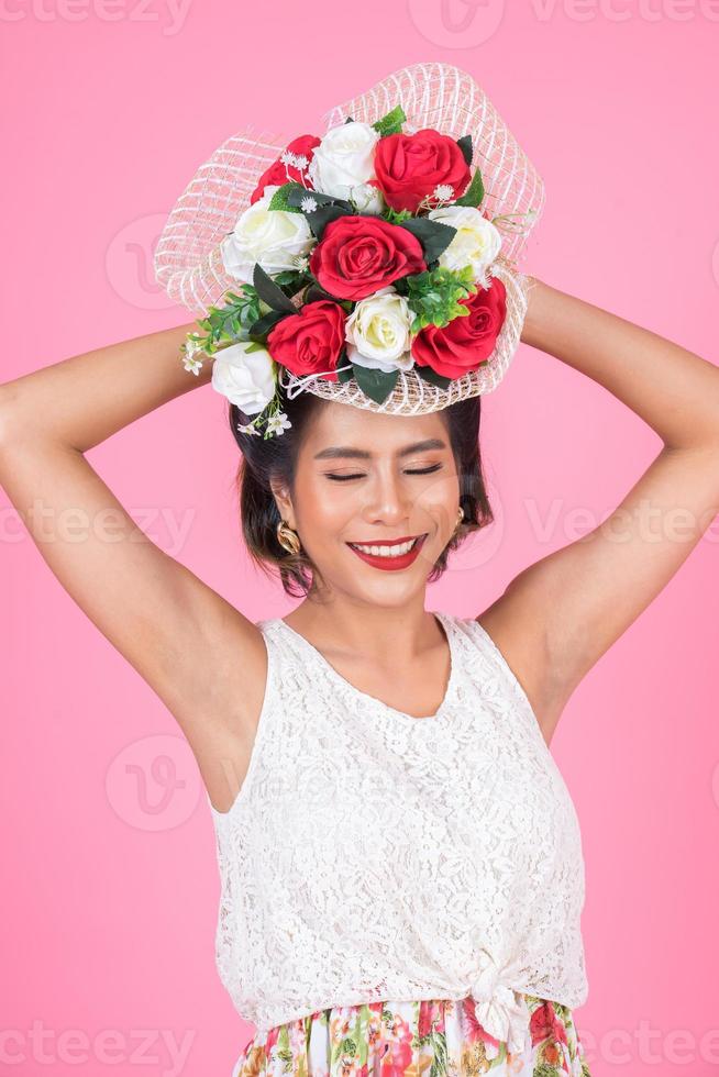 retrato de una mujer hermosa con ramo de flores foto