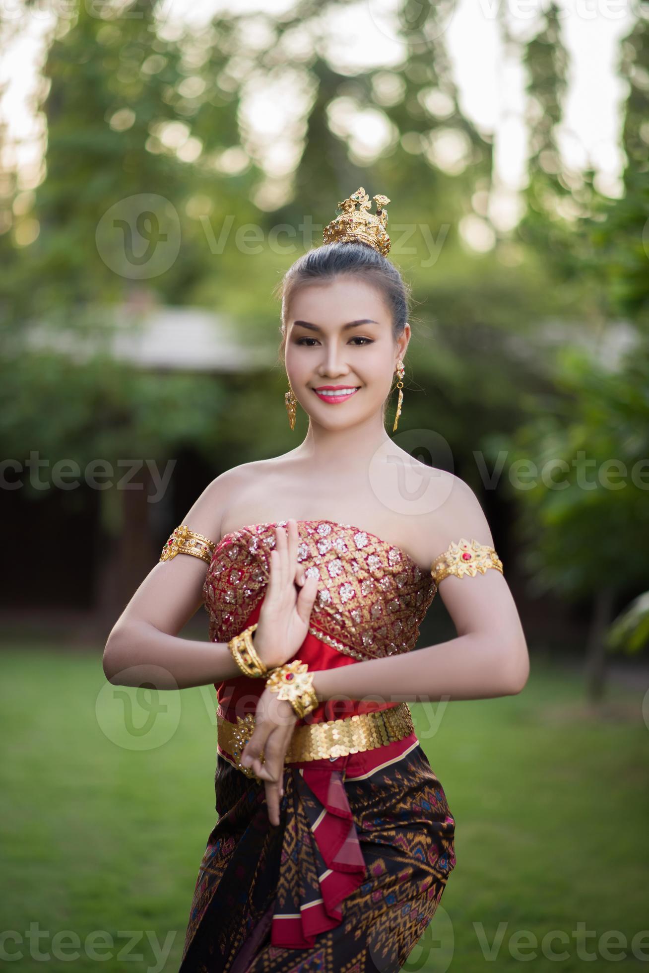 https://static.vecteezy.com/system/resources/previews/002/022/941/large_2x/beautiful-woman-wearing-a-typical-thai-dress-photo.jpg