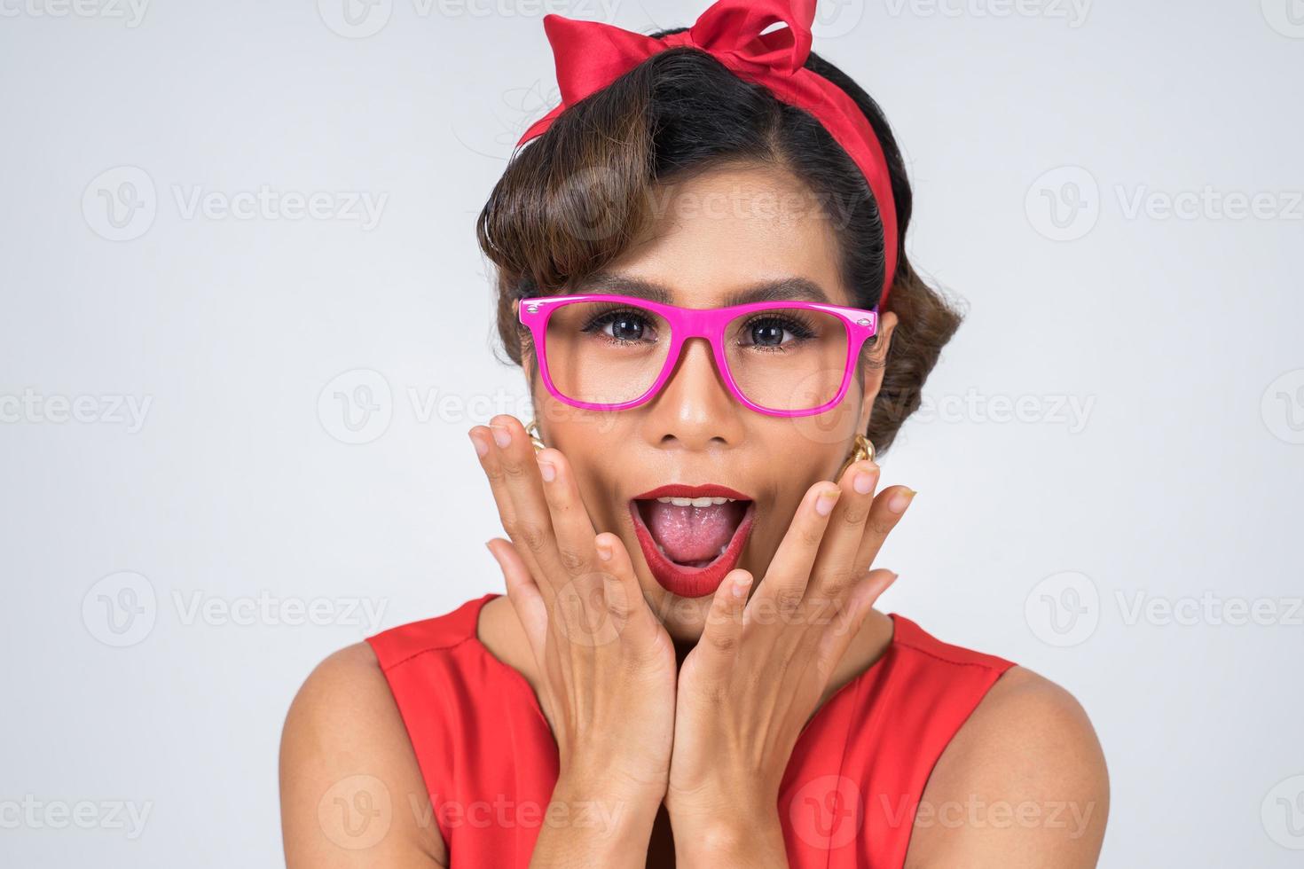 Retrato de mujer de moda con gafas de sol foto