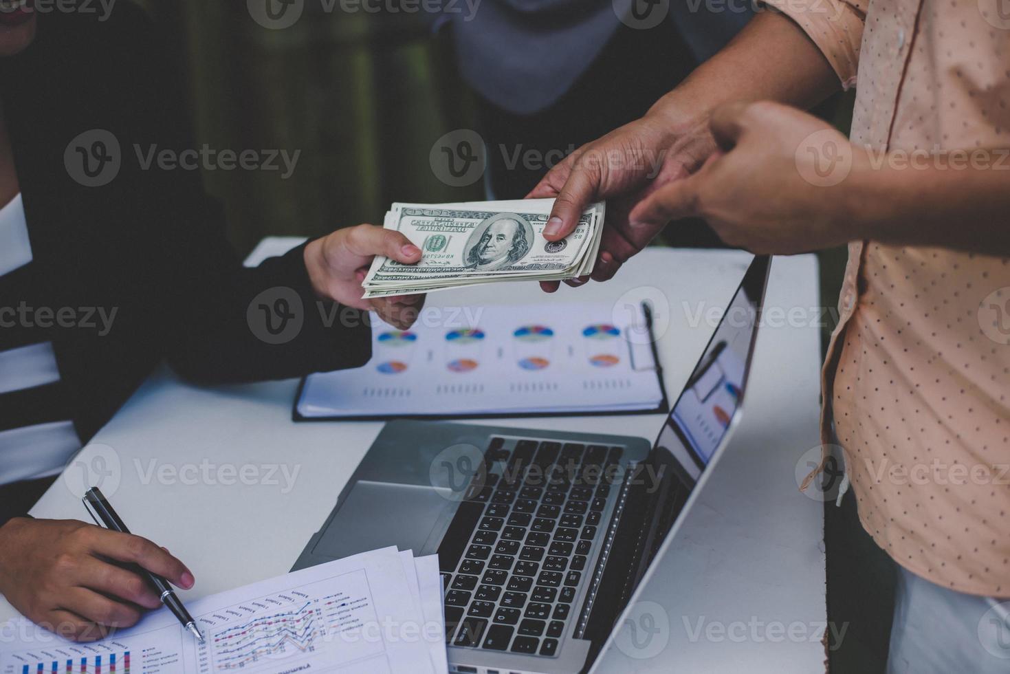 socios comerciales discutiendo documentos e ideas en la reunión foto