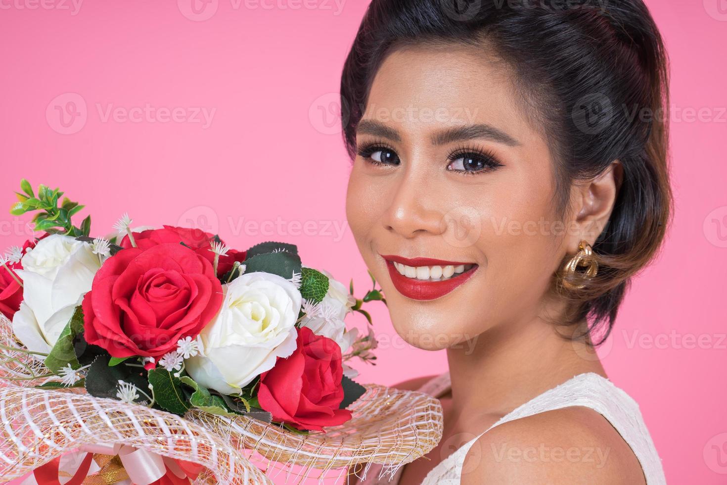 retrato de una mujer hermosa con ramo de flores foto