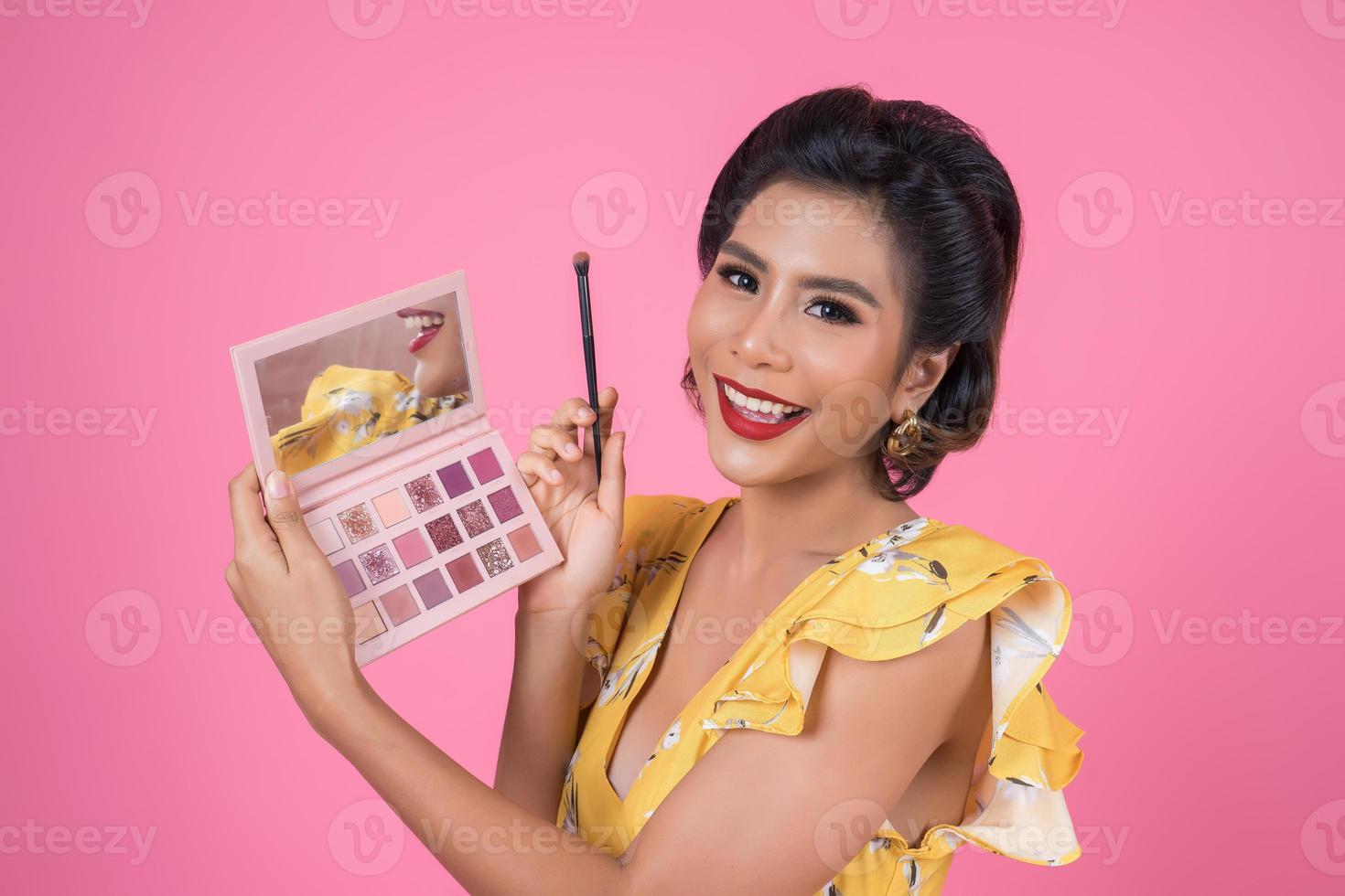 retrato, de, un, mujer, con, maquillaje, y, cosmético, cepillo foto