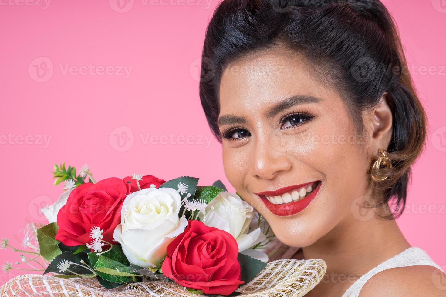 retrato de una mujer hermosa con ramo de flores foto