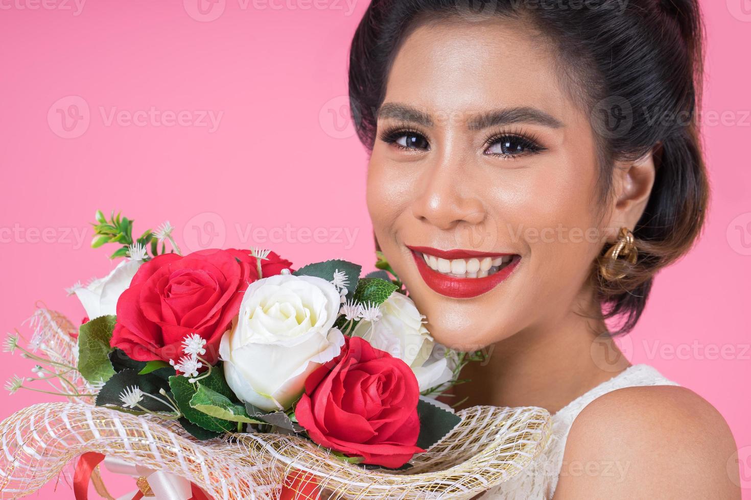 retrato de una mujer hermosa con ramo de flores foto