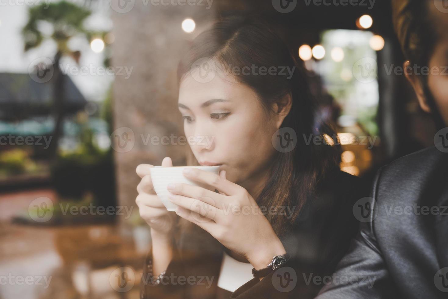Amigos de negocios tomando un descanso en una cafetería tomando café foto