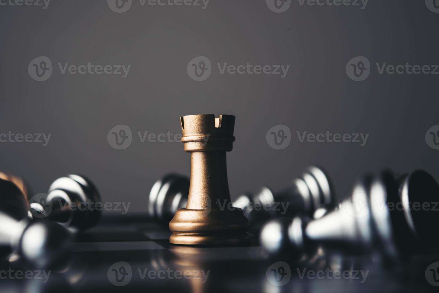 Rey y caballero de configuración de ajedrez sobre fondo oscuro foto