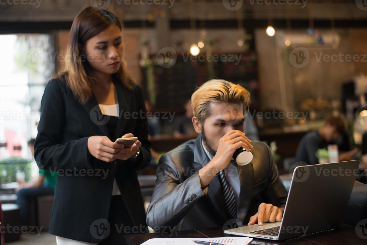 equipo de negocios trabajando en la cafetería foto