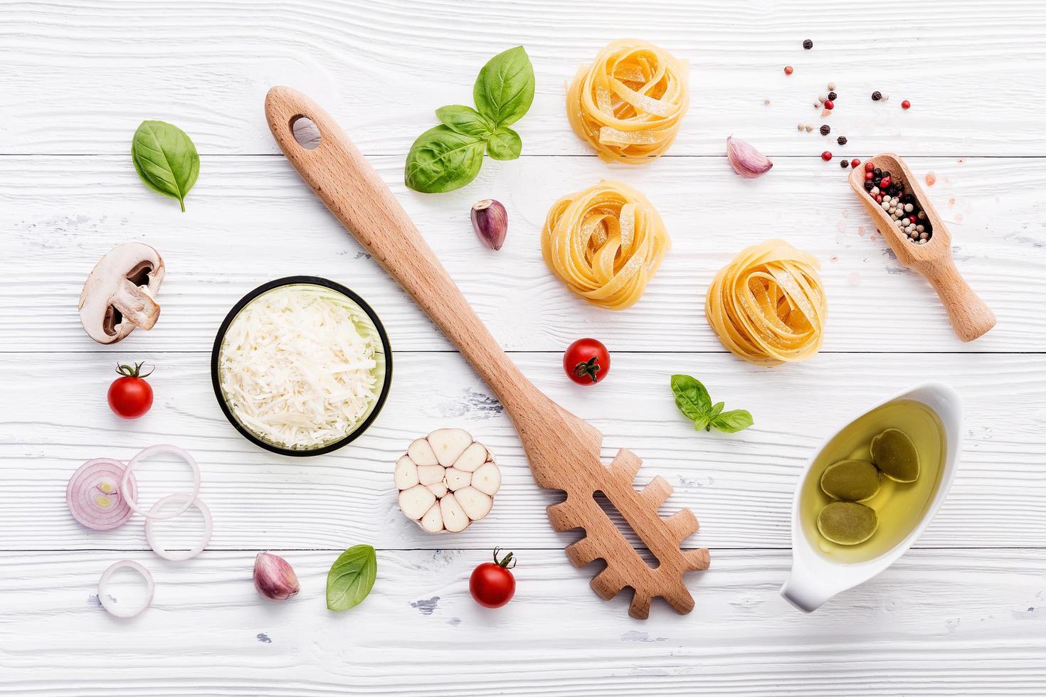 ingredientes del plato de pasta fresca foto