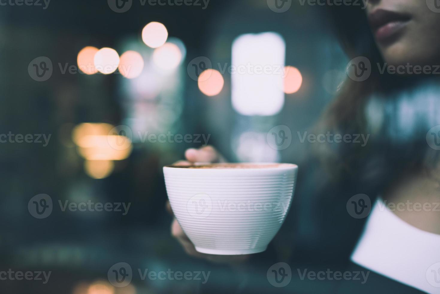 mujer joven, relajante, tomar café, en, cafe foto