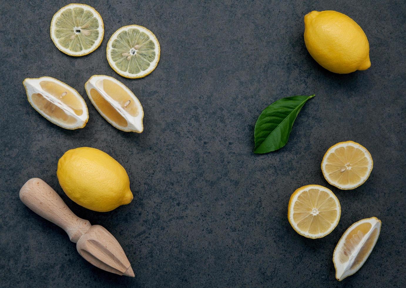 limones frescos con un exprimidor foto
