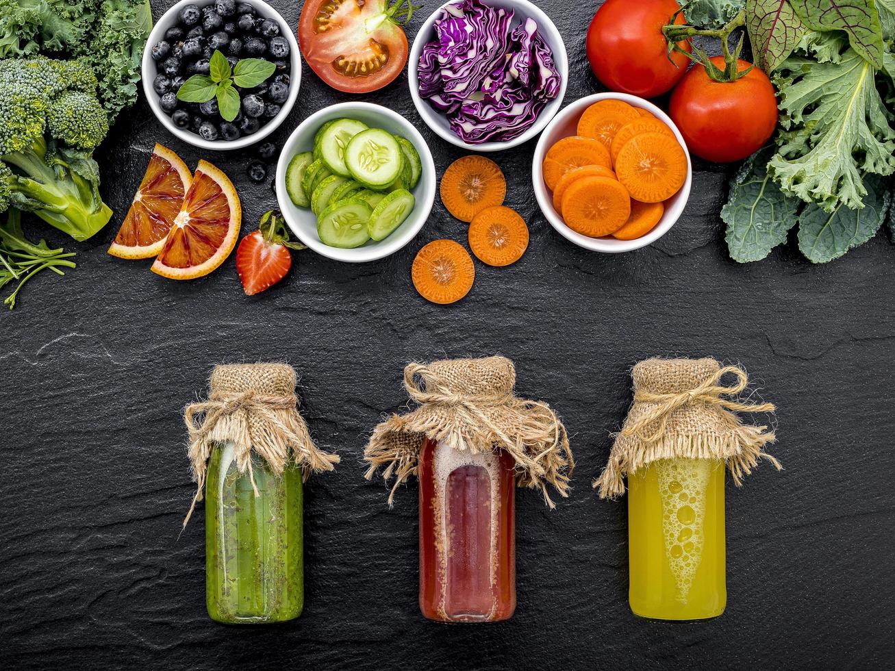 frutas y verduras con jugo foto