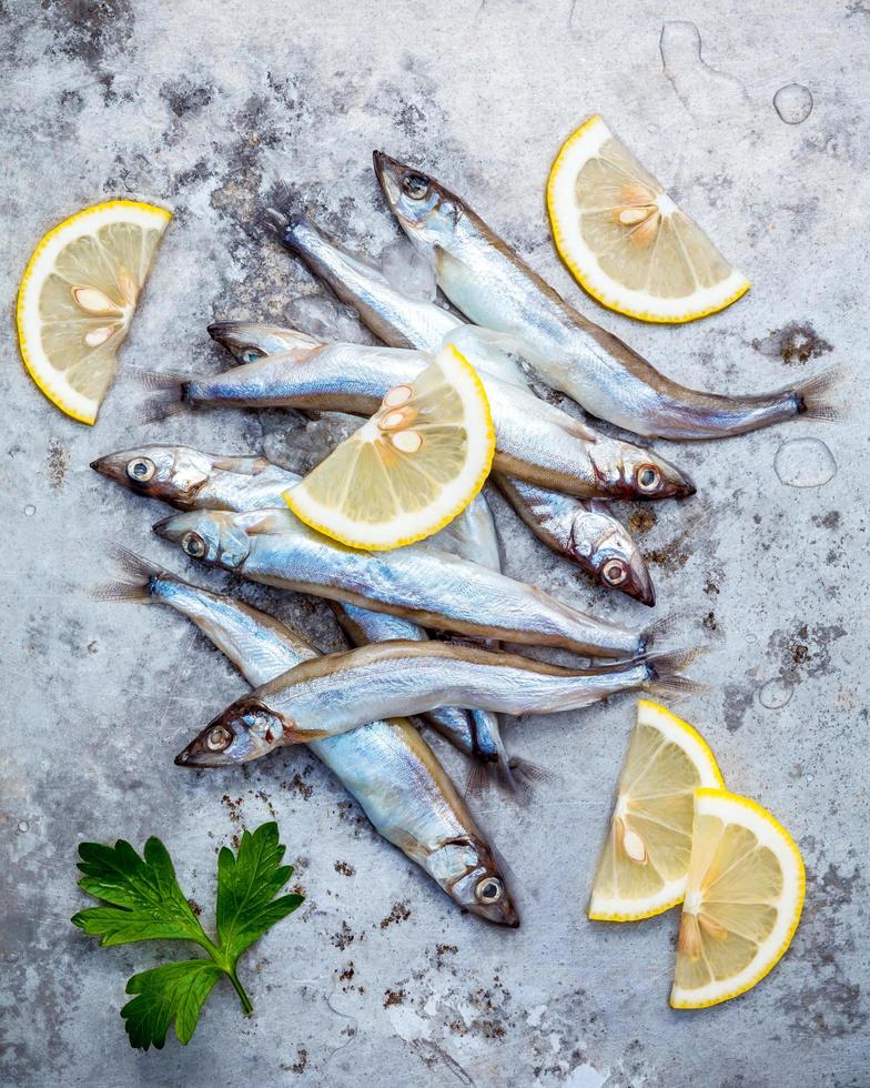 pescado shishamo con rodajas de limón foto