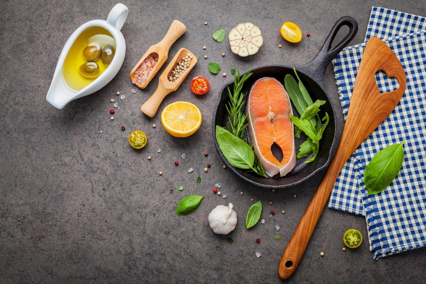 filete de salmón en una sartén de hierro fundido foto