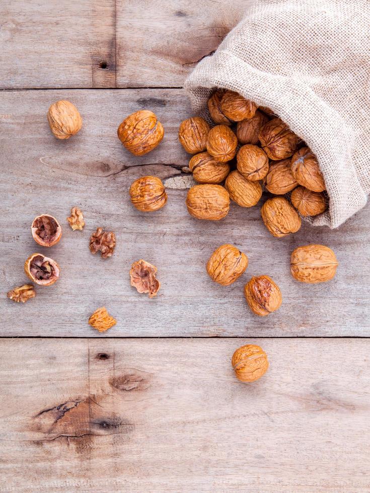 granos de nueces en saco de cáñamo foto