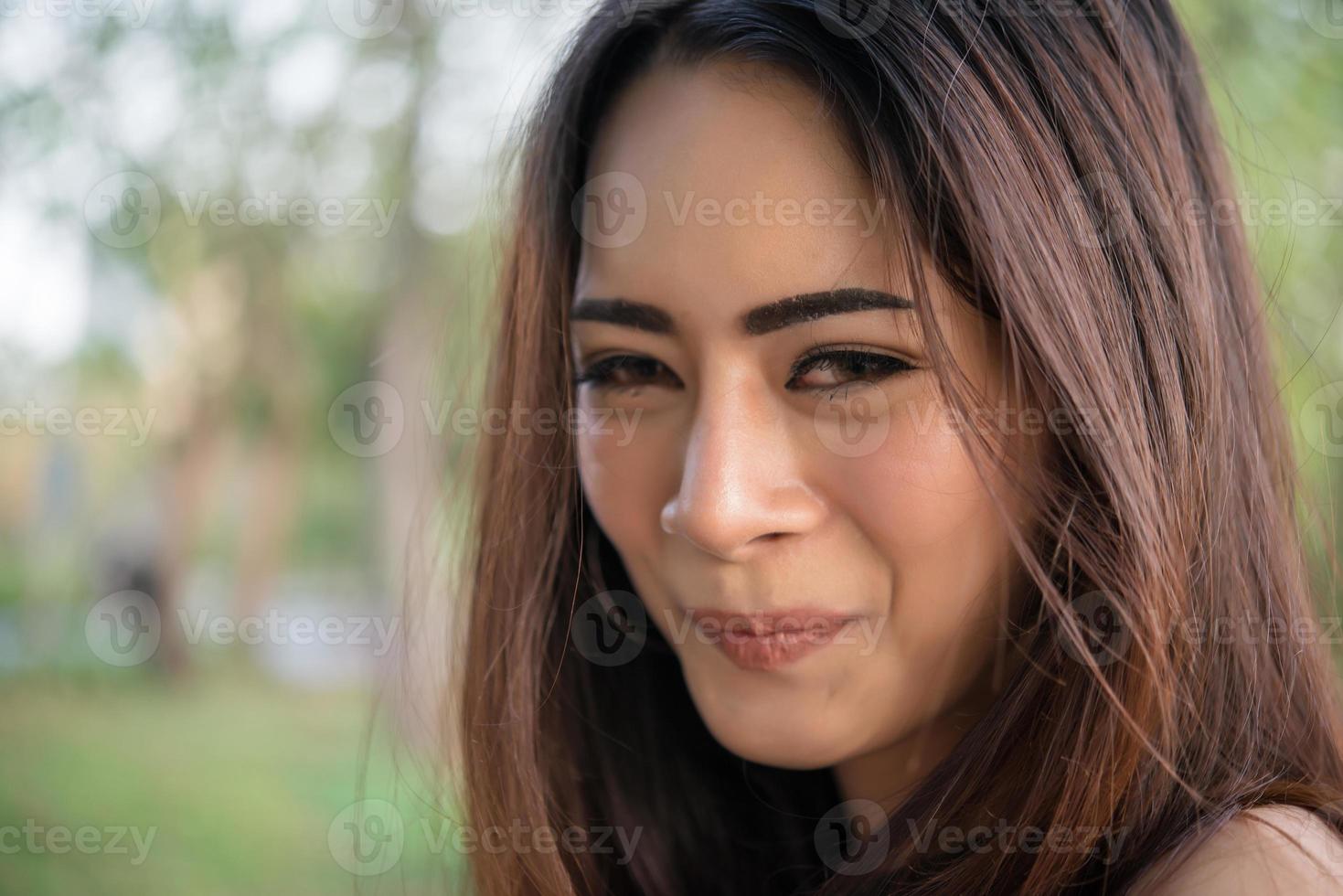 Retrato de una niña sonriente relajándose en un parque natural al aire libre foto